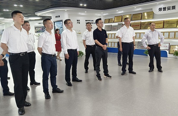 德阳市人大常委会副主任杨芳清、中江县委书记杜尚武率考察组赴成人抖音视频考察调研