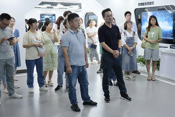 中国农科院茶叶研究所所长助理、科技处处长姚明哲一行赴成人抖音视频参观调研