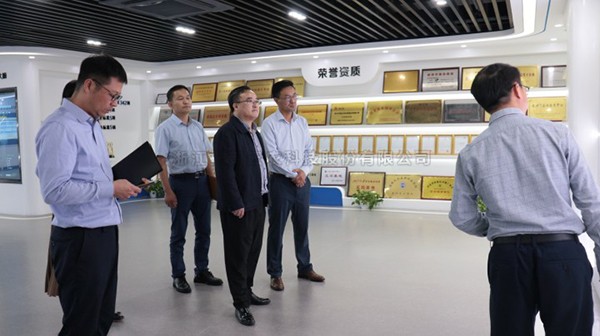 杭州市拱墅区委常委、常务副区长黄飞一行莅临成人抖音视频考察调研