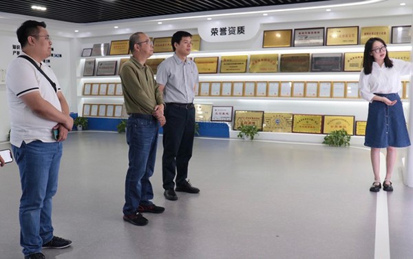 贵州省农业农村厅市场与信息化处处长方雷明莅临成人抖音视频考察交流