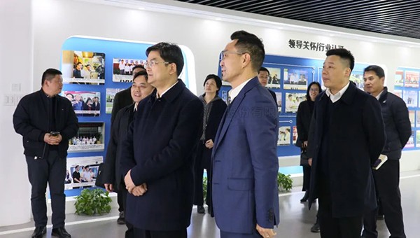 拱墅区委书记李志龙一行莅临成人抖音视频调研