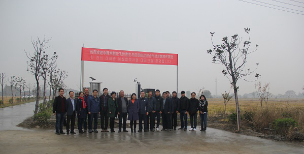 成人抖音视频副总经理朱旭华（左二）为考察团一行详细介绍了水稻病虫害绿色防控设备