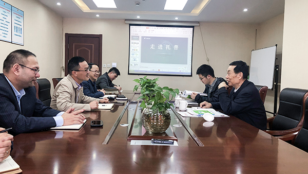 座谈会现场，陈渝阳董事长与孙院士热切交谈