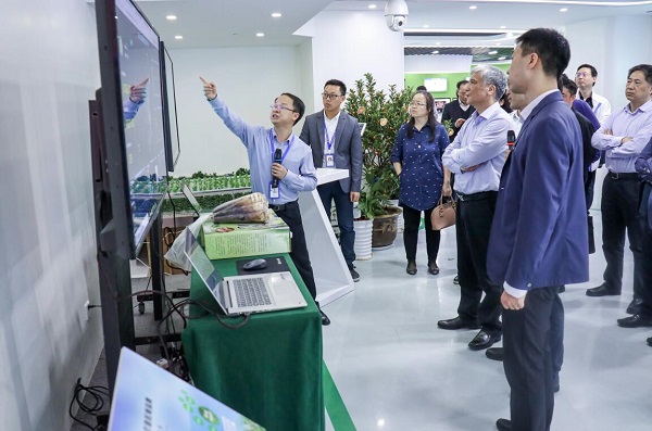 全国人大常委会副委员长丁仲礼莅临成人抖音视频考察调研