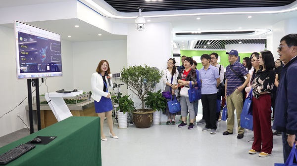 培训班听取成人抖音视频业务人员讲解产供销一体化模式