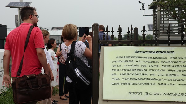 研修班一行来到由成人抖音视频与萧山农科所联合搭建的现代农业产业园进行考察