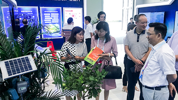 重庆市农委信息中心主任贺德华（右一）、副主任柯南（右二）