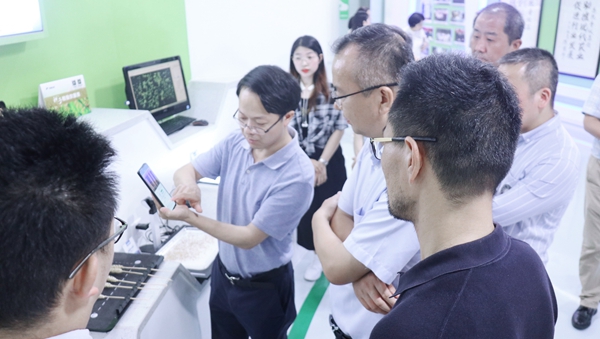 杭州市科技局局长赵喜凯一行莅临成人抖音视频考察调研1