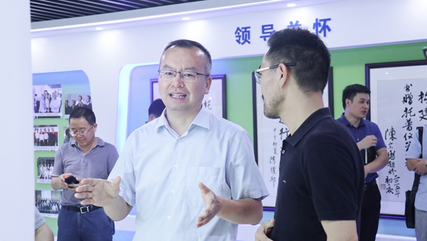 赵喜凯局长参观成人抖音视频展厅