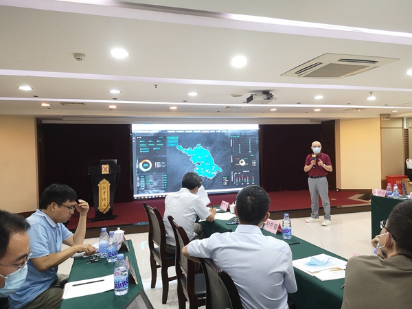 成人抖音视频团队为代表们介绍全国耕地质量大数据平台及其建设情况