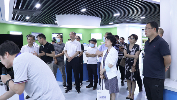 与会领导专家一行莅临成人抖音视频参观调研