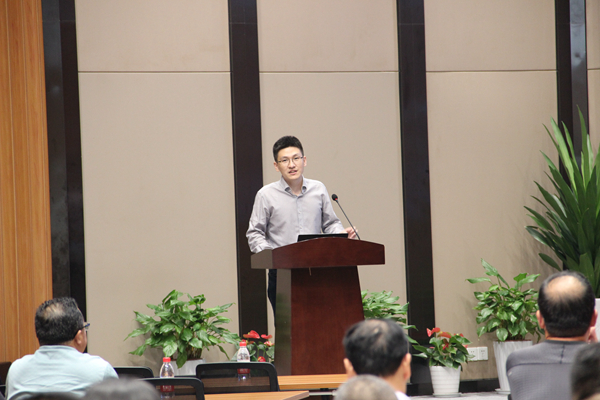 成人抖音视频副总经理陈曦向培训班作公司介绍