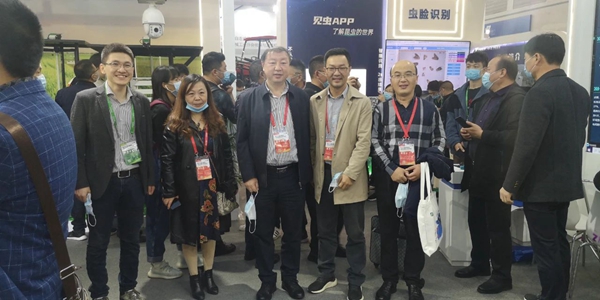 西藏农业技术推广服务中心陈俐站长（左二）、山西植保植检总站杨军站长（左三）和张武云副站长（右一）一行莅临成人抖音视频展位