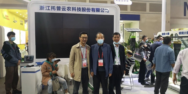 河北省植保植检总站张秋生站长（中）莅临成人抖音视频展位