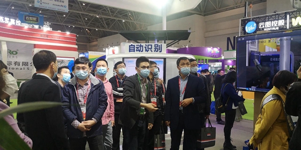 辽宁省绿色农业技术中心宋国柱主任、孟威副主任、张万民科长莅临成人抖音视频展位