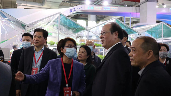 浦江县虞红梅副县长向浙江省彭佳学副省长、农业农村厅唐冬寿副厅长等领导一行介绍“超级农场”