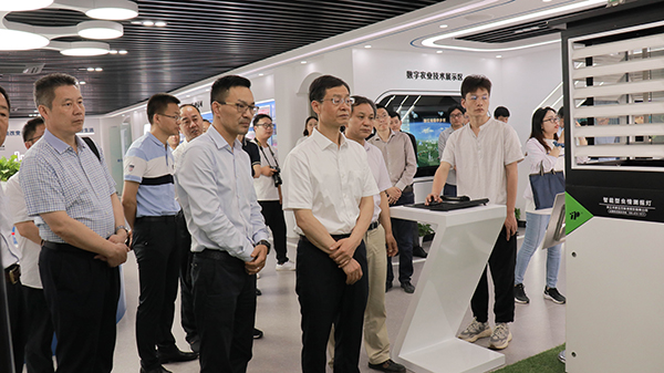 谢建华主任一行还参观了成人抖音视频智慧展厅