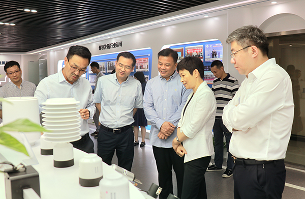 省科技厅党组书记何杏仁一行赴成人抖音视频调研农业科技工作