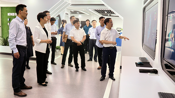 省科技厅党组书记何杏仁一行赴成人抖音视频调研农业科技工作