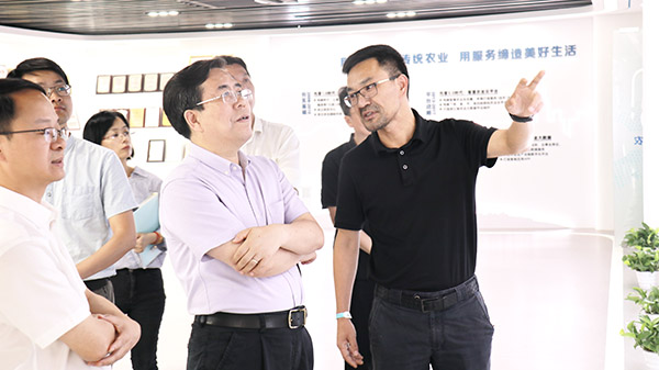 应义斌教授一行参观成人抖音视频数字三农展厅