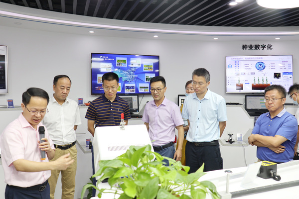 与会专家领导参观成人抖音视频数字三农展厅