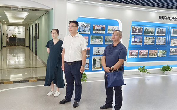 酒泉肃州区政府党组成员、副区长范志俊参观成人抖音视频展厅‍