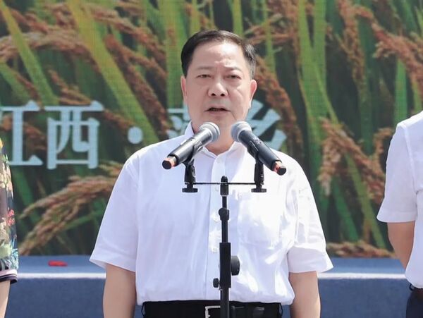 江西省政府党组副书记、副省长殷美根宣布开幕
