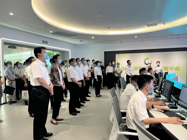 与会专家领导参观成人抖音视频支撑构建的智慧种业服务平台