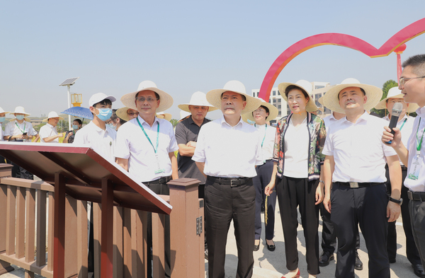 与会专家领导参观成人抖音视频支撑构建的智慧种业服务平台