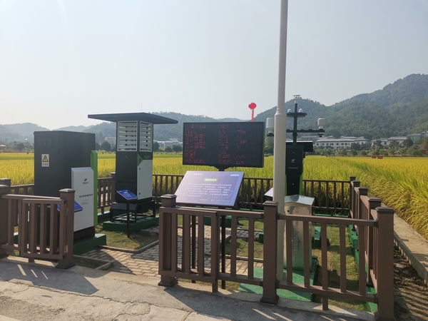 与会专家领导参观成人抖音视频支撑构建的智慧种业服务平台